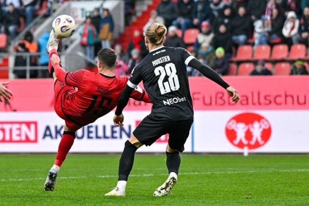 v li Jonas Scholz FC Ingolstadt, 15 with drop kick Tom Ludovic Jean Baptiste Moustier Essen, 28 , 08 11 2025, Ingolstadt Germany , Football, 3 Liga, FC Ingolstadt 04 Rot Weiss Essen, DFB DFL REGULATIONS PROHIBIT ANY USE OF PHOTOGRAPHS AS IMAGE SEQUENCES AND OR QUASI VIDEO xslx