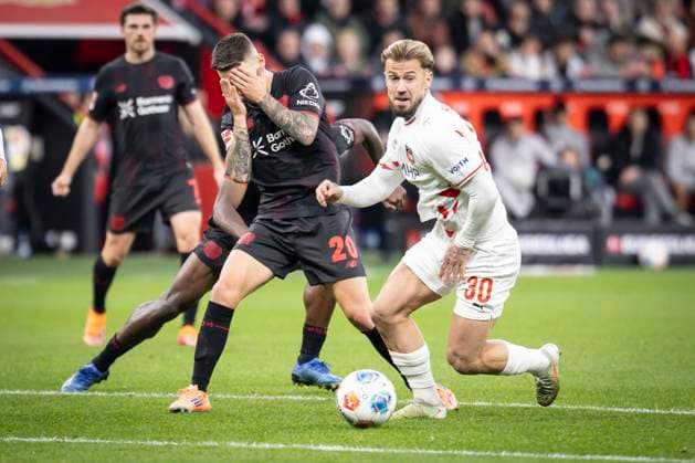 LEVERKUSEN, GERMANY - NOVEMBER 8: Niklas Dorsch (1. FC Heidenheim, 30) hits Alejandro Grimaldo (Bayer 04 Leverkusen, 20) in his face during the Bundesliga match (gameday 10) between Bayer 04 Leverkusen vs. 1. FC Heidenheim at BayArena on November 8, 2025 in Leverkusen, Germany. (Photo by Axel Kohring Beautiful Sports) DFL REGULATIONS PROHIBIT ANY USE OF PHOTOGRAPHS AS IMAGE SEQUENCES AND OR QUASI-VIDEO. Nordrhein-Westfalen Germany Copyright: xBEAUTIFULxSPORTS AxelxKohringx
