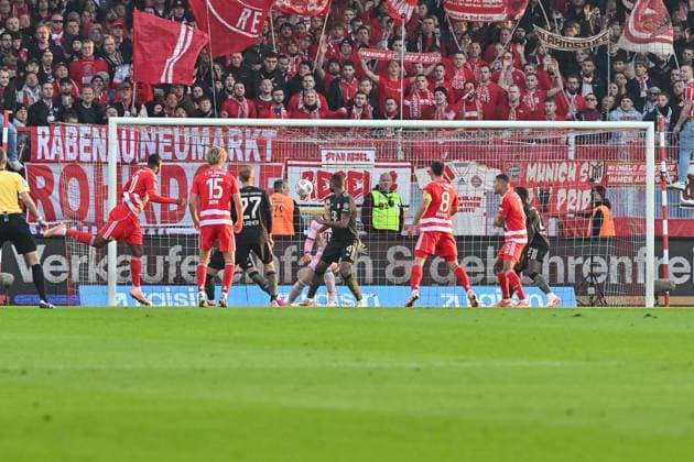 Bundesliga 1 FC Union Berlin FC Bayern Munich 08 11 2025 Berlin, GERMANY 8 NOVEMBER Ilyas ANSAH Union Berlin 10 scores in this scene for 1 0 offside NO GOAL during the Bundesliga match between 1 FC Union Berlin and FC Bayern Munich on matchday 10 at Stadion an der alten Försterei on November 8, 2025 in Berlin, Germany DFL REGULATIONS PROHIBIT ANY USE OF PHOTOGRAPHS AS IMAGE SEQUENCES AND OR QUASI VIDEO Copyright: xBEAUTIFULxSPORTS Goldbergx