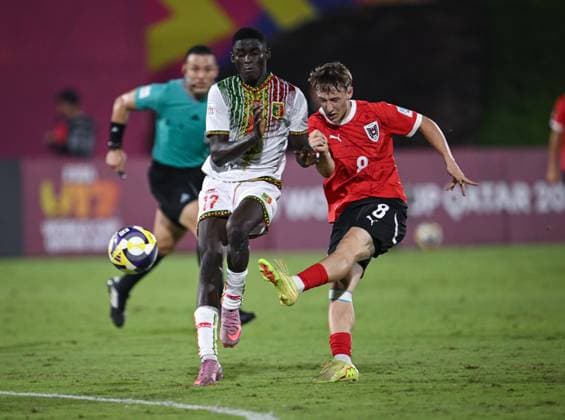 Football, Juniors U 17 World Cup 2025 Doha Qatar Preliminary round 08 11 2025 Group L Mali Austria Jakob Werner right, Austria against Mahamadou Traore left, Mali