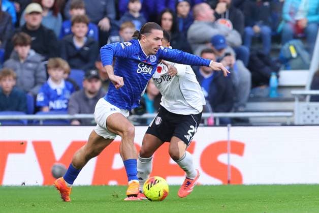Everton v Fulham, Premier League Jack Grealish of Everton looks to get past Kenny Tete of Fulham during the Everton v Fulham Premier League match at the Hill Dickinson Stadium, Liverpool, England on 8 November 2025 Credit: Ryan Crockett Every Second Media Editorial use only. All images are copyright Every Second Media Limited. No images may be reproduced without prior permission. All rights reserved. Premier League and Football League images are subject to licensing agreements with Football DataCo Limited. see https: www.football-dataco.com Copyright: xIMAGO EveryxSecondxMediax ESM-1660-0021 RyanxCrockettx xEveryxSecondxMediax