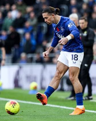 Premier League Everton v Fulham Jack Grealish of Everton passes the ball during the Premier League match Everton vs Fulham at Hill Dickinson Stadium, Liverpool, United Kingdom, 8th November 2025 (Photo by Jorge Horsted News Images) Liverpool Hill Dickinson Stadium Merseyside United Kingdom Copyright: xJorgexHorsted NewsxImagesx