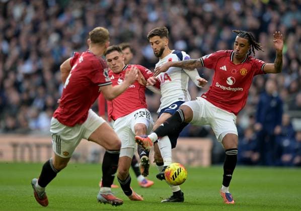 Spurs vs Man Utd, Premier League Rodrigo Bentancur of Tottenham Hotspur takes on the Man Utd defence during the Spurs vs Man Utd, Premier League match at the Tottenham Hotspur Stadium London. London Tottenham Hotspur Stadium UK Copyright: xMartinxDaltonx Spurs_vs_ManUtd_081125_MD_651