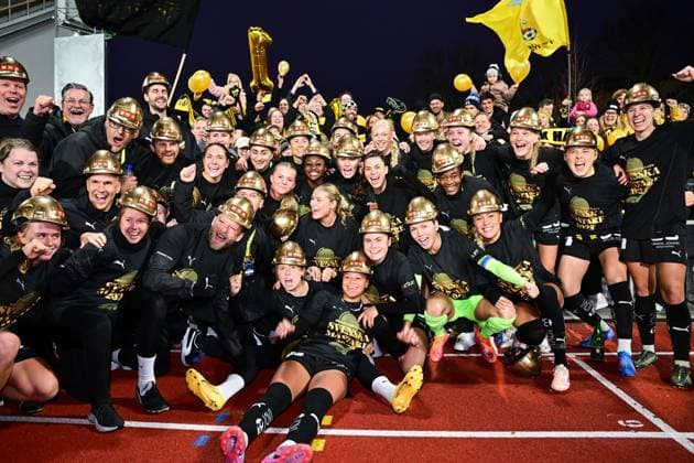 STOCKHOLM, SWEDEN 20251108 Häcken celebrates its Swedish Championship gold after Saturday s women s football match between Djurgarden and BK Häcken FF which ended 0 2 at Kristinebergs IP 1 STOCKHOLM SWEDEN x10030x  Copyright: xJonasxEkströmer TTx THE LADY S SWEDISH GARDEN-HECKEN