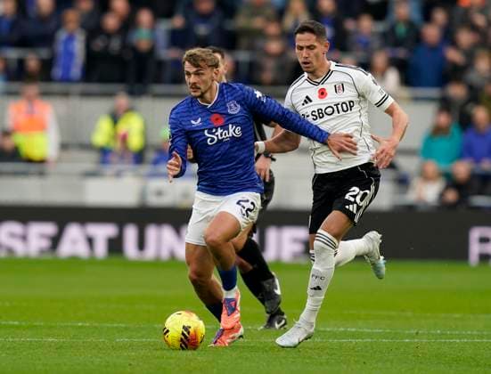 Liverpool, England, 8th November 2025. Kiernan Dewsbury-Hall of Everton (L) is challenged by Sasa Lukic of Fulham during the Everton vs Fulham Premier League match at Hill Dickinson Stadium, Liverpool. Picture credit should read: Andrew Yates Sportimage EDITORIAL USE ONLY. No use with unauthorised audio, video, data, fixture lists, club league logos or live services. Online in-match use limited to 120 images, no video emulation. No use in betting, games or single club league player publications. SPI_002_AY_EVERTON_FULHAM SPI-4273-0002