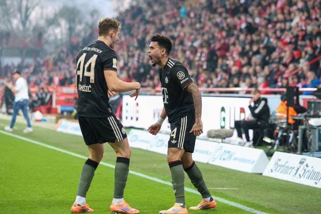 Celebration for the goal to 1 1 by Luis Diaz FC Bayern Muenchen, 14 , with Josip Stanisic FC Bayern Muenchen, 44 , GER, 1 FC Union Berlin vs FC Bayern Muenchen, Football, Bundesliga, Matchday 10, Season 2025 2026, 08 11 2025, DFL DFB REGULATIONS PROHIBIT ANY USE OF PHOTOGRAPHS as IMAGE SEQUENCES and or QUASI VIDEO, GER, 1 FC Union Berlin vs FC Bayern Muenchen, Football, Bundesliga, Matchday 10, Season 2025 2026, 08 11 2025 Berlin Copyright: xEibner-Pressefoto JennixMaulx EP_JML