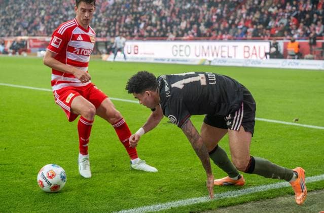 Soccer, Men, Season 2025 2026, 1 Bundesliga 10 Matchday , 1 FC Union Berlin FC Bayern Munich, v l Janik Haberer 1 FC Union Berlin , Luis Diaz Bayern Munich on his way to score 1 1, 08 11 2025, Copyright: xMatthiasxKochx