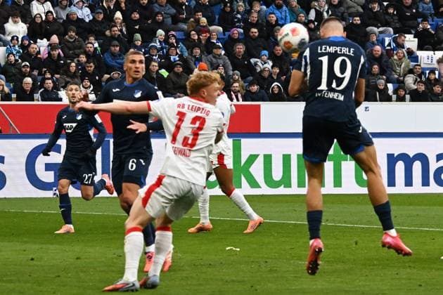 08 11 2025, xsltx, Fussball 1 Bundesliga, TSG 1899 Hoffenheim RB Leipzig v l Tim Lemperle 1899 Hoffenheim Torschuetze, erzielt das Tor, Treffer, scores the goal 2 1 DFL DFB REGULATIONS PROHIBIT ANY USE OF PHOTOGRAPHS as IMAGE SEQUENCES and or QUASI VIDEO Sinsheim