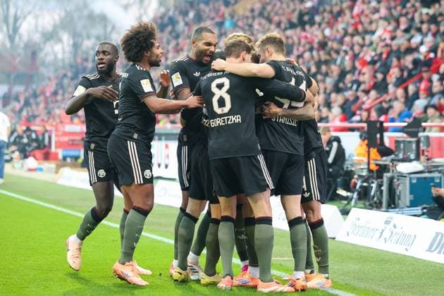 Celebration for the goal to 1 1 by Luis Diaz FC Bayern Muenchen, 14 , with Josip Stanisic FC Bayern Muenchen, 44 and Harry Kane FC Bayern Muenchen, 09 , with Leon Goretzka FC Bayern Muenchen, 08 and Jonathan Tah FC Bayern Muenchen, 04 , with Serge Gnabry FC Bayern Muenchen, 07 and Dayot Upamecano FC Bayern Muenchen, 02 , GER, 1 FC Union Berlin vs FC Bayern Muenchen, Football, Bundesliga, Matchday 10, Season 2025 2026, 08 11 2025, DFL DFB REGULATIONS PROHIBIT ANY USE OF PHOTOGRAPHS as IMAGE SEQUENCES and or QUASI VIDEO, GER, 1 FC Union Berlin vs FC Bayern Muenchen, Football, Bundesliga, Matchday 10, Season 2025 2026, 08 11 2025 Berlin Copyright: xEibner-Pressefoto JennixMaulx EP_JML
