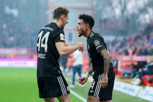 Luis Diaz (FC Bayern Muenchen) bejubelt seinen Treffer zum 1:1 mit Josip Stanisic (FC Bayern Muenchen), Bundesliga, 1. FC Union Berlin v FC Bayern München, Stadion An der Alten Försterei am 08. November 2025 in Berlin, Deutschland. (Foto von Marco Steinbrenner DeFodi Images) Luis Diaz (FC Bayern Muenchen) celebrates after scoring his teams first goal with Josip Stanisic (FC Bayern Muenchen), Bundesliga, 1. FC Union Berlin v FC Bayern München, Stadion An der Alten Försterei, November 8, 2025 in Berlin, Germany. (Photo by Marco Steinbrenner DeFodi Images) DFL regulations prohibit any use of photographs as image sequences and or quasi-video. Luis Diaz FC Bayern Muenchen celebrates scoring his teams first goal with Josip Stanisic FC Bayern Muenchen , Bundesliga, 1 FC Union Berlin v FC Bayern München, Stadion An der Alten Försterei, November 8, 2025 in Berlin, Germany Photo by Marco Steinbrenner DeFodi Images Luis Diaz FC Bayern Muenchen celebrates after scoring his teams first goal with Josip Stanisic FC Bayern Muenchen , Bundesliga, 1 FC Union Berlin v FC Bayern München, Stadion An der Alten Försterei, November 8, 2025 in Berlin, Germany Photo by Marco Steinbrenner DeFodi Images DFL regulations prohibit any use of photographs as image sequences and or quasi video