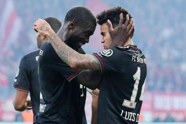 Luis Diaz (FC Bayern Muenchen) bejubelt seinen Treffer zum 1:1 mit Dayot Upamecano (FC Bayern Muenchen), Bundesliga, 1. FC Union Berlin v FC Bayern München, Stadion An der Alten Försterei am 08. November 2025 in Berlin, Deutschland. (Foto von Marco Steinbrenner DeFodi Images) Luis Diaz (FC Bayern Muenchen) celebrates after scoring his teams first goal with Dayot Upamecano (FC Bayern Muenchen), Bundesliga, 1. FC Union Berlin v FC Bayern München, Stadion An der Alten Försterei, November 8, 2025 in Berlin, Germany. (Photo by Marco Steinbrenner DeFodi Images) DFL regulations prohibit any use of photographs as image sequences and or quasi-video. Luis Diaz FC Bayern Muenchen celebrates scoring his teams first goal with Dayot Upamecano FC Bayern Muenchen , Bundesliga, 1 FC Union Berlin v FC Bayern München, Stadion An der Alten Försterei, November 8, 2025 in Berlin, Germany Photo by Marco Steinbrenner DeFodi Images Luis Diaz FC Bayern Muenchen celebrates after scoring his teams first goal with Dayot Upamecano FC Bayern Muenchen , Bundesliga, 1 FC Union Berlin v FC Bayern München, Stadion An der Alten Försterei, November 8, 2025 in Berlin, Germany Photo by Marco Steinbrenner DeFodi Images DFL regulations prohibit any use of photographs as image sequences and or quasi video