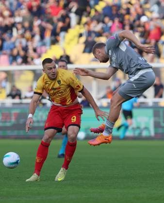 November 8, 2025, Lecce, Italia: US Lecce s Francesco Camarda (L) in action during the Italian Serie A soccer match US Lecce - Hellas Verona at the Via del Mare stadium in Lecce, Italy, 8 November 2025. ANSA ABBONDANZA SCURO LEZZI. Serie A - Lecce Vs Verona  - ZUMAa110 20251108_zaf_a110_038 Copyright: xAbbondanzaxScuroxLezzix