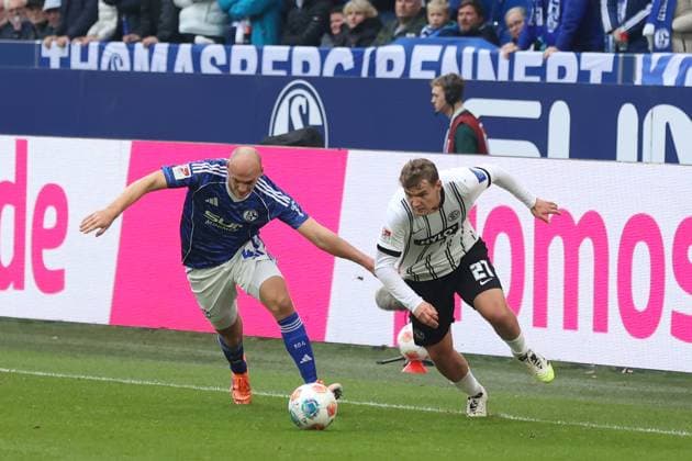 Duel between Lasse Guenther SV Elversberg and Henning Matriciani FC Schalke 04 GER, FC Schalke 04 vs SV Elversberg, Football, 2 Liga, Matchday 12, Season 2025 2026, 08 11 2025 DFL REGULATES PROHIBIT ANY USE OF PHOTOGRAPHS AS IMAGE SEQUENCES AND OR QUASI VIDEO GER, FC Schalke 04 vs SV Elversberg, Football, 2 Liga, Matchday 12, Season 2025 2026, 08 11 2025 Gelsenkirchen Copyright: xEibner-Pressefoto FrankxZeisingx EP_FZG