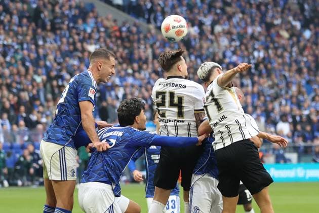 Header Luca Schnellbacher SV Elversberg GER, FC Schalke 04 vs SV Elversberg, Football, 2 Liga, Matchday 12, Season 2025 2026, 08 11 2025 DFL REGULATIONS PROHIBIT ANY USE OF PHOTOGRAPHS AS IMAGE SEQUENCES AND OR QUASI VIDEO GER, FC Schalke 04 vs SV Elversberg, Football, 2 Liga, Matchday 12, Season 2025 2026, 08 11 2025 Gelsenkirchen Copyright: xEibner-Pressefoto FrankxZeisingx EP_FZG
