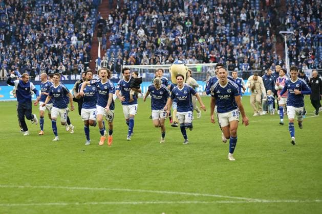 The players of FC Schalke 04 are happy about the 1 0 victory in the match of the 2 Bundesliga season 2025 26 FC Schalke 04 SV 07 Elversberg Copyright Thomas Pakusch Copyright: Thomas Pakusch