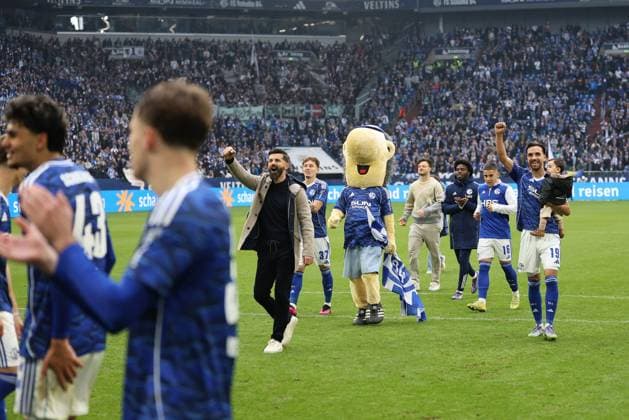 The players of FC Schalke 04 are happy about the 1 0 victory in the match of the 2 Bundesliga season 2025 26 FC Schalke 04 SV 07 Elversberg Copyright Thomas Pakusch Copyright: Thomas Pakusch