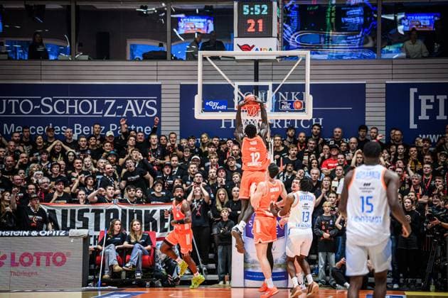 easycredit BBL Basketball Bundesliga 2025 2026 7 Matchday 08 11 2025 Science City Jena vs NINERS Chemnitz Amadou Sow Chemnitz with the dunk Behind the cheering Chemnitz fans Sparkassen Arena