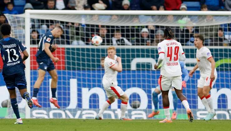 f l n r Tim Lemperle TSG Hoffenheim, 19 , Goal scored, scores the goal to 2 1, celebrate the goal 08 11 2025, Football, Bundesliga, TSG Hoffenheim RB Leipzig, GER, Sinnsheim, PreZero Arena, DFL REGULATIONS PROHIBIT ANY USE OF PHOTOGRAPHS AS IMAGE SEQUENCES AND OR QUASI VIDEO Copyright: HMBxMedia xHeikoxBecker
