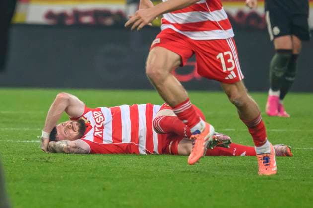 f l t r Oliver Burke 1 FC Union , injured on the ground, in the 1 Bundesliga match, 1 FC Union Berlin vs FC Bayern Munich, Bundesliga, soccer, DFB, 2025 2026 season, at the Alte Foersterei stadium, in the match of the first Bundesliga match, 1 FC Union Berlin vs FC Bayern Munich, Bundesliga, soccer, DFB, 2025 2026 season, at the Alte Försterei stadium, DFB DFL REGULATIONS PROHIBIT ANY USE OF PHOTOGRAPHS AS IMAGE SEQUENCES AND OR QUASI VIDEO, 08 11 25, Copyright: HMBxMedia UwexKoch