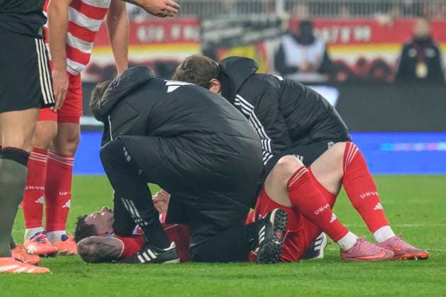 f l t r Oliver Burke 1 FC Union , injured on the ground, in the 1 Bundesliga match, 1 FC Union Berlin vs FC Bayern Munich, Bundesliga, soccer, DFB, 2025 2026 season, at the Alte Foersterei stadium, in the match of the first Bundesliga match, 1 FC Union Berlin vs FC Bayern Munich, Bundesliga, soccer, DFB, 2025 2026 season, at the Alte Försterei stadium, DFB DFL REGULATIONS PROHIBIT ANY USE OF PHOTOGRAPHS AS IMAGE SEQUENCES AND OR QUASI VIDEO, 08 11 25, Copyright: HMBxMedia UwexKoch