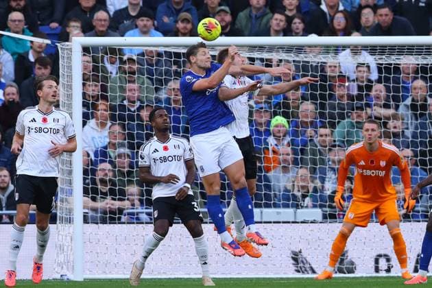 Everton v Fulham, Premier League James Tarkowski of Everton heads the ball during the Everton v Fulham Premier League match at the Hill Dickinson Stadium, Liverpool, England on 8 November 2025 Credit: Ryan Crockett Every Second Media Editorial use only. All images are copyright Every Second Media Limited. No images may be reproduced without prior permission. All rights reserved. Premier League and Football League images are subject to licensing agreements with Football DataCo Limited. see https: www.football-dataco.com Copyright: xIMAGO EveryxSecondxMediax ESM-1660-0023 RyanxCrockettx xEveryxSecondxMediax
