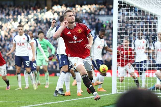 Tottenham gegen Man Utd 08. November 2025, London Premier League Fußball Tottenham Hotspur gegen Manchester United Matthijs de Ligt von Manchester United feiert den Ausgleichstreffer in der Nachspielzeit zum 2  Copyright: xCharlottexWilsonx xOffsidexOffside