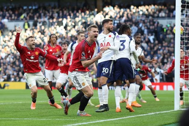 Tottenham gegen Man Utd 08. November 2025, London Premier League Fußball Tottenham Hotspur gegen Manchester United Matthijs de Ligt von Manchester United feiert den Ausgleichstreffer in der Nachspielzeit zum 2  Copyright: xCharlottexWilsonx xOffsidexOffside