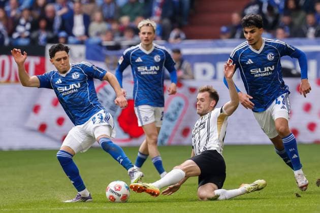 Soufiane El Faouzi of Schalke 04 anbd Tom Zimmerschied of SV Elversberg battle for the ball FC Schalke 04 v SV Elversberg, 2. Bundesliga, FC Schalke 04 v SV Elversberg, Veltins-Arena, November 8, 2025, Gelsenkirchen, Germany.