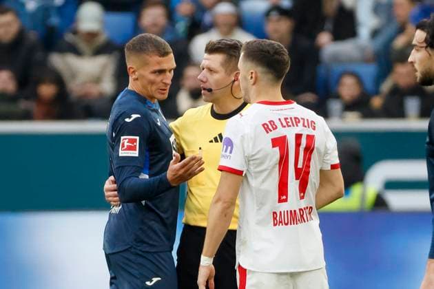 Grischa Prömel, Promel TSG Hoffenheim, 06 , Referee Patrick Ittrich and Christoph Baumgartner RB Leipzig, 14 in dialog , Germany, Football, 1 Bundesliga, Matchday 10, 2025 2026, TSG Hoffenheim vs RB Leipzig, 08 11 2025, PreZero Arena, Sinsheim, Germany Sinsheim PreZero Arena Baden Württemberg Germany Copyright: xGrantxHubbsx
