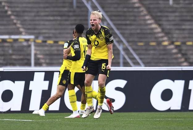 Borussia Dortmund U23 Schalke 04 U23 FOR EDITORIAL PURPOSES ONLY EDITORIAL USE ONLY p Football Regionalliga West 15 Matchday Borussia Dortmund U23 Schalke 04 U23 on 08 11 2025 at Stadion Rote Erde in Dortmund Ben Vincent Hüning Borussia Dortmund U23 celebrates Jordi Leander Paulinas 2 1 Borussia Dortmund U23 Germany North Rhine-Westphalia Dortmund Copyright ThorstenxTillmann Copyright: ThorstenxTillmann doc836av1iqui8a42liia1 ,EDITORIAL USE ONLY Copyright: ThorstenxTillmann