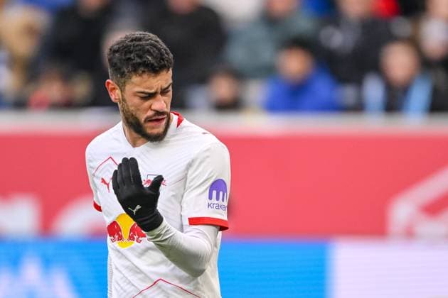 Romulo Cardoso (RB Leipzig) gestikuliert, gestik waehrend des spiels der Bundesliga zwischen TSG Hoffenheim und RB Leipzig, PreZero Arena am 08. November 2025 in Sinsheim, Deutschland. (Foto von Harry Langer DeFodi Images) +++ Romulo Cardoso (RB Leipzig) gestures during the Bundesliga match between TSG Hoffenheim and RB Leipzig at PreZero Arena on November 8, 2025 in Sinsheim, Germany. (Photo by Harry Langer DeFodi Images) DFL regulations prohibit any use of photographs as image sequences and or quasi-video. (Photo by Harry Langer DeFodi Images) DFL regulations prohibit any use of photographs as image sequences and or quasi-video. Romulo Cardoso RB Leipzig gestures, gestures during the Bundesliga match between TSG Hoffenheim and RB Leipzig, PreZero Arena on November 08, 2025 in Sinsheim, Germany Photo by Harry Langer DeFodi Images Romulo Cardoso RB Leipzig gestures during the Bundesliga match between TSG Hoffenheim and RB Leipzig at PreZero Arena on November 8, 2025 in Sinsheim, Germany Photo by Harry Langer DeFodi Images DFL regulations prohibit any use of photographs as image sequences and or quasi video Photo by Harry Langer DeFodi Images DFL regulations prohibit any use of photographs as image sequences and or quasi video