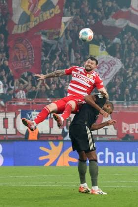 DEU, DFL, 1 FBL, 1 FC Union vs Bayern Muenchen, 08 11 2025, Stadion Alte Foersterei, Berlin, DEU, DFL, 1 FBL, 1 FC Union vs Bayern Muenchen, im Bild Oliver Burke 1 FC Union Berlin 7 , Jonathan Tah FC Bayern Muenchen 4 DFL regulations prohibit any use of Photographs as image sequences and or quasi video nordphotoxGmbHx xEngler nph00076