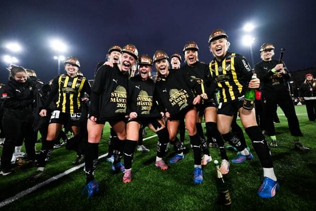 251108 Häckens players cheer after the football match in Damallsvenskan between Djurgarden and Häcken on November 8, 2025 in Stockholm  Copyright: MAXIMxTHORE BB251108MT080