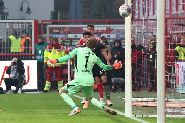 DEU, DFL, 1 FBL, 1 FC Union vs Bayern Muenchen, 08 11 2025, Stadion Alte Foersterei, Berlin, DEU, DFL, 1 FBL, 1 FC Union vs Bayern Muenchen, im Bild 1 durch Luis Diaz FC Bayern Muenchen 14 , Frederik Roennow 1 FC Union Berlin 1 , Janik Haberer 1 FC Union Berlin 19 DFL regulations prohibit any use of Photographs as image sequences and or quasi video nordphotoxGmbHx xEngler nph00076