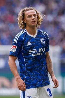Mika Tom Wallentowitz of Schalke 04 looks on FC Schalke 04 v SV Elversberg, 2. Bundesliga, FC Schalke 04 v SV Elversberg, Veltins-Arena, November 8, 2025, Gelsenkirchen, Germany.