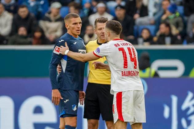 Grischa Prömel, Promel TSG Hoffenheim, 06 , Referee Patrick Ittrich and Christoph Baumgartner RB Leipzig, 14 in dialog , Germany, Football, 1 Bundesliga, Matchday 10, 2025 2026, TSG Hoffenheim vs RB Leipzig, 08 11 2025, PreZero Arena, Sinsheim, Germany Sinsheim PreZero Arena Baden Württemberg Germany Copyright: xGrantxHubbsx