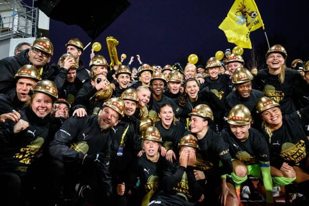 251108 Häckens players cheer after the football match in Damallsvenskan between Djurgarden and Häcken on November 8, 2025 in Stockholm  Copyright: MAXIMxTHORE BB251108MT083