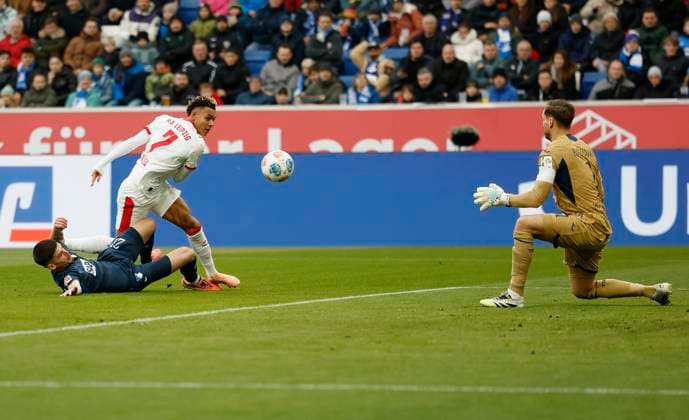 f l n r Albian Hajdari TSG Hoffenheim, 21 , Antonio Nusa RB Leipzig, 7 and Goalkeeper Oliver Baumann TSG Hoffenheim, 1 08 11 2025, Football, Bundesliga, TSG Hoffenheim RB Leipzig, GER, Sinnsheim, PreZero Arena, DFL REGULATIONS PROHIBIT ANY USE OF PHOTOGRAPHS AS IMAGE SEQUENCES AND OR QUASI VIDEO Copyright: HMBxMedia xHeikoxBecker