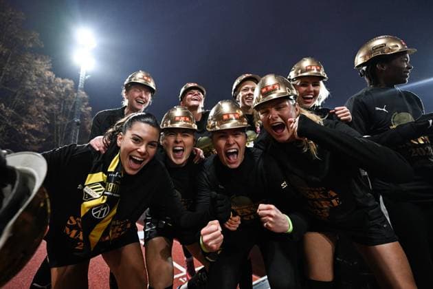 251108 Häckens players cheer after the football match in Damallsvenskan between Djurgarden and Häcken on November 8, 2025 in Stockholm  Copyright: MAXIMxTHORE BB251108MT084