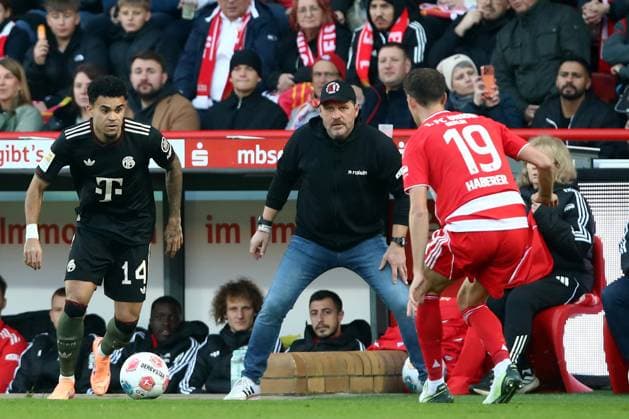 08 11 2025, xtgx, Fußball 1 Bundesliga, Union Berlin FC Bayern München v l Luis Diaz FC Bayern Muenchen Trainer Steffen Baumgart 1 FC Union Berlin Janik Haberer 1 FC Union Berlin Zweikampf, Aktion, action, battle for the ball DFL DFB REGULATIONS PROHIBIT ANY USE OF PHOTOGRAPHS as IMAGE SEQUENCES and or QUASI VIDEO Berlin