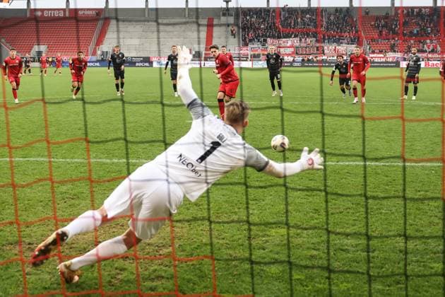 3 Liga FC Ingolstadt 04 Rot Weiss Essen Penalty kick Goal Cheering Goal Dennis Kaygin 10, FCI Goalkeeper Golz Jakob 1 RWE 1 2 3 Liga FC Ingolstadt 04 Season 2025 2026 Rot Weiss Essen RWE
