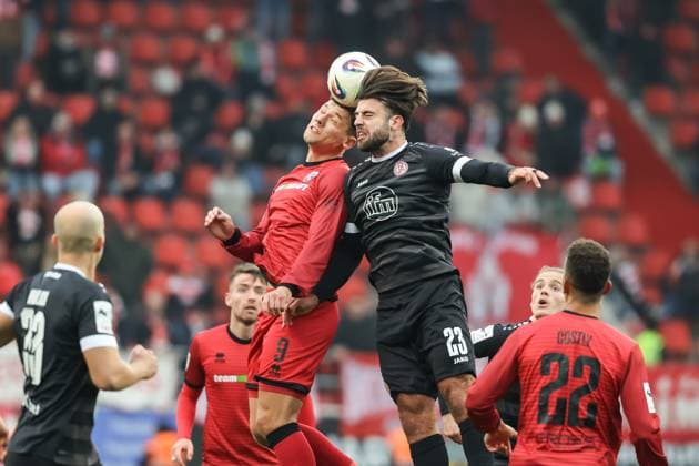 3 Liga FC Ingolstadt 04 Rot Weiss Essen duel Battle for the ball Mads Borchers 9, FCI Rios Alonso JosÃ Enrique 23 RWE Marcel Costly 22, FCI 3 Liga FC Ingolstadt 04 Season 2025 2026 Rot Weiss Essen RWE