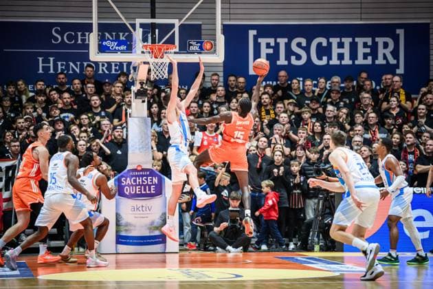 easycredit BBL Basketball Bundesliga 2025 2026 7 Matchday 08 11 2025 Science City Jena vs NINERS Chemnitz v re Ty Brewer Chemnitz in the air during a lay-up against Joe Wieskamp Jena Sparkassen Arena