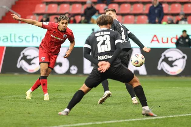 3 Liga FC Ingolstadt 04 Rot Weiss Essen duel Battle for the ball Yann Sturm 7, FCI Kostka Michael 2 RWE Rios Alonso JosÃ Enrique 23 RWE 3 Liga FC Ingolstadt 04 Season 2025 2026 Rot Weiss Essen RWE