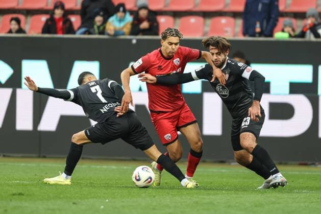 3 Liga FC Ingolstadt 04 Rot Weiss Essen duel Battle for the ball Yann Sturm 7, FCI Safi Ramien 7 RWE Rios Alonso JosÃ Enrique 23 RWE 3 Liga FC Ingolstadt 04 Season 2025 2026 Rot Weiss Essen RWE
