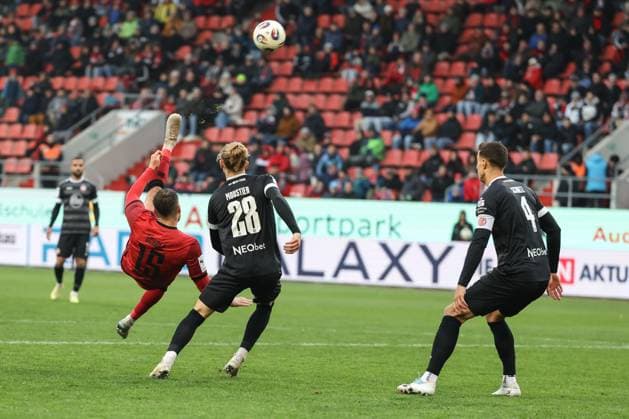 3 Liga FC Ingolstadt 04 Rot Weiss Essen Overhead kick Jonas Scholz 15, FCI Moustier Tom 28 RWE Schultz Michael 4 RWE 3 Liga FC Ingolstadt 04 Season 2025 2026 Rot Weiss Essen RWE