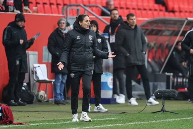 3 Liga FC Ingolstadt 04 Rot Weiss Essen Head coach Sabrina Wittmann FCI on the sidelines, players bench 3 Liga FC Ingolstadt 04 Season 2025 2026 Rot Weiss Essen RWE