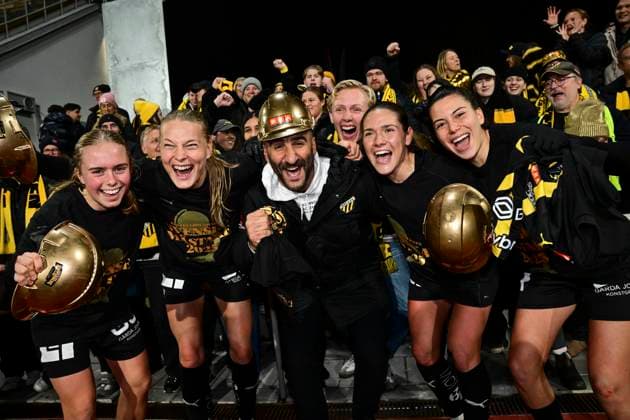 STOCKHOLM, SWEDEN 20251108 Häcken celebrates the Swedish Championship gold medal together with head coach Mak Lind center after Saturday s women s football match between Djurgarden and BK Häcken FF which ended 0 2 at Kristinebergs IP 1 STOCKHOLM SWEDEN x10030x  Copyright: xJonasxEkströmer TTx THE LADY S SWEDISH OWNER S GARDEN-HECKEN