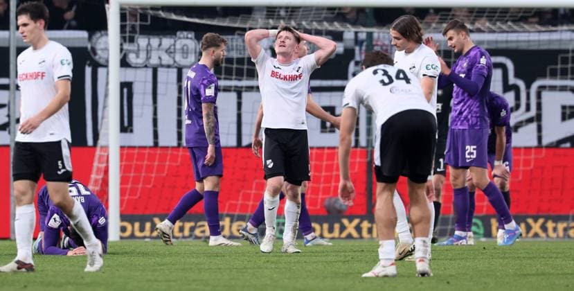 Verl, 08 11 2025, Sportclub Arena, Soccer, 3 Liga, Matchday 14, SC Verl vs FC Erzgebirge Aue 1 1 1 0 , In the picture Verl after the match Dennis Waidner 8, Verl , Only for journalistic purposes Only for editorial use , DFB DFL regulations prohibit any use of photographs as image sequences and or quasi video , Picture Point