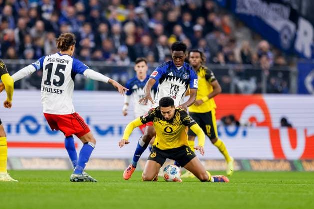 Hamburg, 8 November 2025 Football, 1 Bundesliga 2025 26, Hamburger SV Borussia Dortmund Yussuf Poulsen Hamburger SV, 15 , Jobe Bellingham Borussia Dortmund, 7 , Albert Sambi Lokonga Hamburger SV, 6 DFL REGULATIONS PROHIBIT ANY USE OF PHOTOGRAPHS AS IMAGE SEQUENCES AND OR QUASI VIDEO